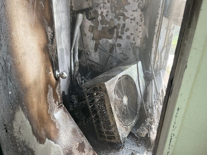 [세종=뉴시스] 화재로 불탄 에어컨 실외기 .(사진=세종소방본부 제공) 2025.07.29. photo@newsis.com *재판매 및 DB 금지