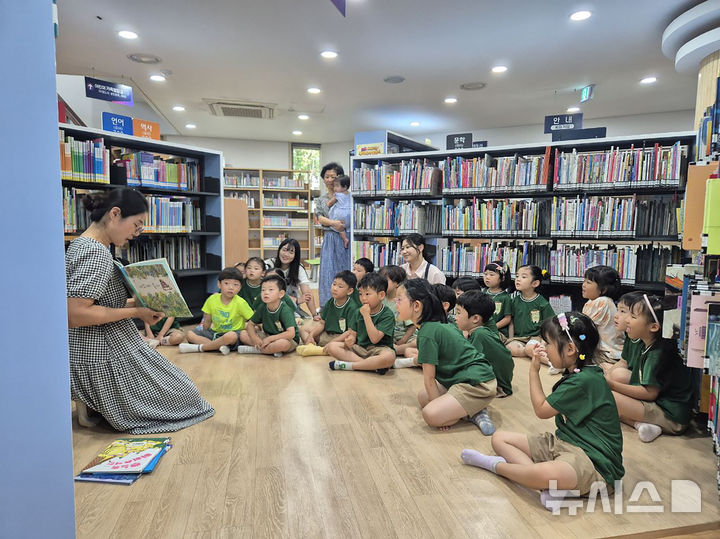 [성남=뉴시스] 성남시 무지개도서관 ‘동화책 읽어주기’ 독서문화 프로그램 (사진=성남시 제공) 2025.07.29.photo@newsis.com