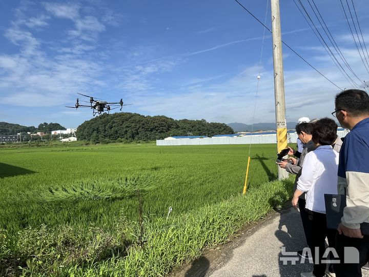 [진천=뉴시스] 진천군 병해충 드론 공동방제 자료사진.