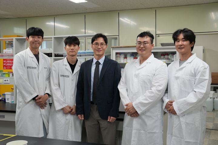 [인천=뉴시스] 강청훈 체육교육과 교수가 이끄는 건강질병대사연구실. 왼쪽부터 이시현 연구원, 장준호 연구원, 강청훈 연구책임자, 소병훈 연구원, 염동진 연구원. (사진=인하대 제공) 2025.07.29. photo@newsis.com *재판매 및 DB 금지