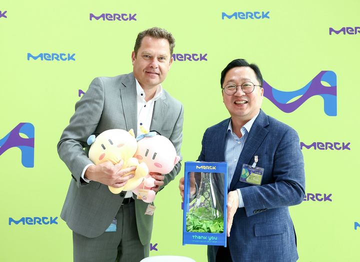 [대전=뉴시스]이장우 대전시장이 28일(현지시간) 독일 다름슈타트에 있는 머크(Merck) 본사를 방문해 쟝–샤를 위르트(Jean-Charles Wirth) 신임 라이프 사이언스 CEO와 만나 상호 협력 방안을 논의했다. (사진=대전시 제공) 2025. 07. 29 photo@newsis.com *재판매 및 DB 금지