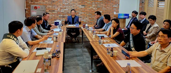 [서울=뉴시스] 서울 양천구 목동 재건축 연합회(목재련) 소속 14개 신시가지 단지 조합장 및 재건축 추진위원장들이 지난 28일 더불어민주당 황희 의원과 ICAO 고도제한 개정안의 영향에 대해 논의하는 모습. 2025.07.29. (사진=목재련 제공) photo@newsis.com  *재판매 및 DB 금지