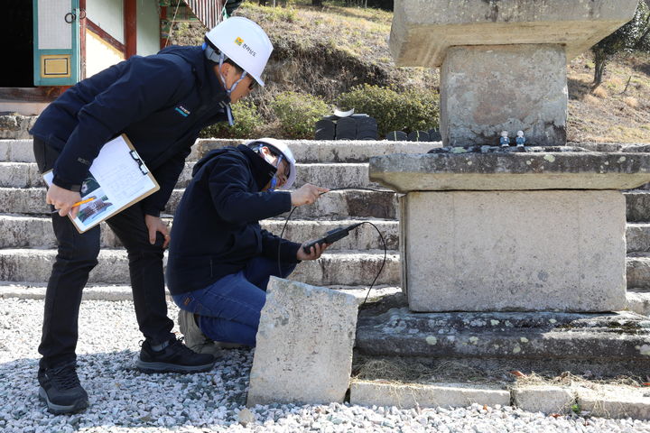 [서울=뉴시스] 사진전 '문화유산, 내일을 잇는 손길' 제1부 전시 참고사진 - 석탑 기단부 상태 진단 (사진=국가유산청 제공) 2025.07.29. photo@newsis.com *재판매 및 DB 금지