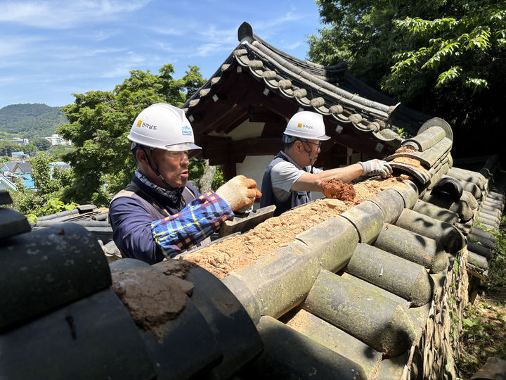 [서울=뉴시스] 사진전 '문화유산, 내일을 잇는 손길' 제2부 전시 참고사진 - 경미수리(담장 기와 보수) (사진=국가유산청 제공) 2025.07.29. photo@newsis.com *재판매 및 DB 금지