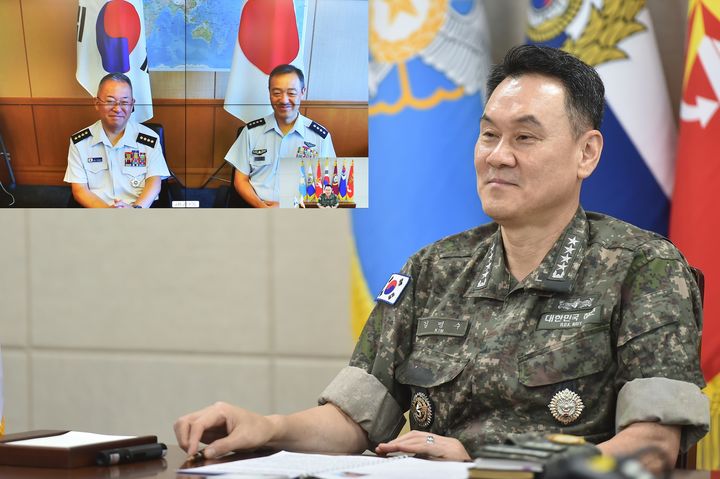 [서울=뉴시스] 김명수 합참의장(전체 화면)이 이임하는 요시다 요시히데 통합막료장(좌측 상단 화면 좌측), 취임하는 우치쿠라 히로아키 통합막료장 내정자(좌측 상단 화면 우측)와 공조통화를 실시하고 있다. (사진=합동참모본부 제공) 2025.07.29. photo@newsis.com *재판매 및 DB 금지