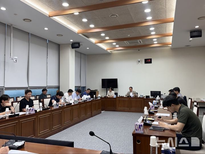 [완주=뉴시스] 김재천 완주군의회 부의장이 완주군의회 문화강좌실에서 지역 조달등록업체 활성화를 위한 간담회를 열고 공공조달시장 진입 확대와 제도 개선을 위한 다양한 의견을 들었다. (사진=완주군의회 제공) 2025.07.29. photo@newsis.com *재판매 및 DB 금지