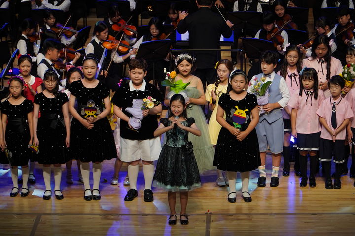 [통영=뉴시스] 신정철 기자= 통영국제음악재단은 오는 9월 28일에 열릴 ‘2025 윤이상 동요제’에 참가할 어린이 가창자를 모집한다고 29일 밝혔다.이번 동요제는 노래 부르기를 즐겨하고 가창에 재능 있는 만 7세부터 12세 이하 어린이를 대상으로 거주 지역과 상관 없이 누구나 지원 가능하다. 사진은 지난해 동요제 모습.(사진=통영국제음악재단 제공).2025.07.29. photo@newsis.com *재판매 및 DB 금지