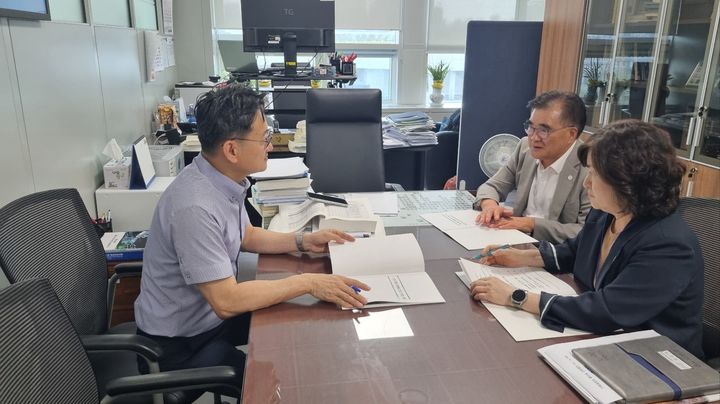 [서천=뉴시스] 조명휘 기자 = 김기웅 서천군수 28일 기획재정부를 방문해 경제심의관을 만나 핵심 현안사업의 내년도 국비 반영을 요청하고 있다. (사진= 서천군 제공) 2025.07.29. photo@newsis.com&nbsp; *재판매 및 DB 금지