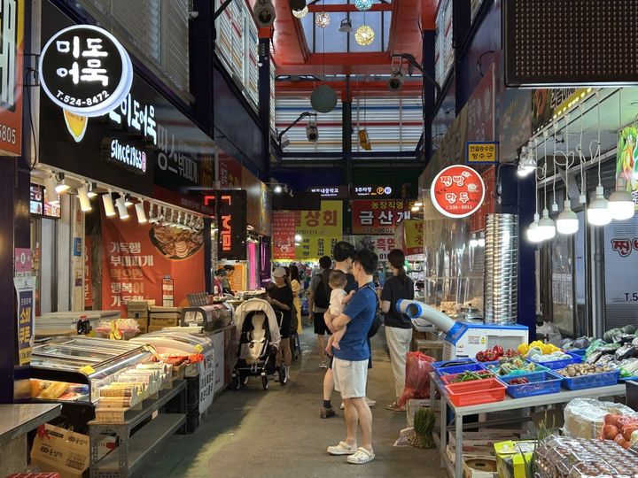 [대전=뉴시스]대전시는 여름철을 맞아 전통시장 이용객의 편의 제고와 폭염 피해 예방을 위해 '전통시장 냉풍기 지원사업'을 시범 운영하기로 했다. 2025. 07. 29 photo@newsis.com *재판매 및 DB 금지