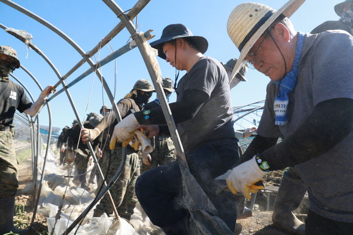 [산청=뉴시스] 이승화 산청군수 집중호우 피해 복구작업 모습 (사진=산청군 제공) 2025. 07. 29. photo@newsis.com&nbsp; *재판매 및 DB 금지