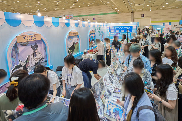 [서울=뉴시스] 카카오엔터테인먼트는 지난 24일부터 나흘간 서울 일러스트레이션페어(서일페)에 구축한 카카오웹툰 부스에 1만여명이 방문했고 하루 최대 23종의 굿즈가 매진되는 기록을 세웠다고 29일 밝혔다. (사진=카카오엔터테인먼트 제공) *재판매 및 DB 금지