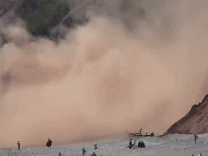 [뉴시스] 영국 데번 지역 해변에서 절벽이 붕괴해 피서객들을 덮치는 모습.(영상=데일리메일)&nbsp;&nbsp; *재판매 및 DB 금지