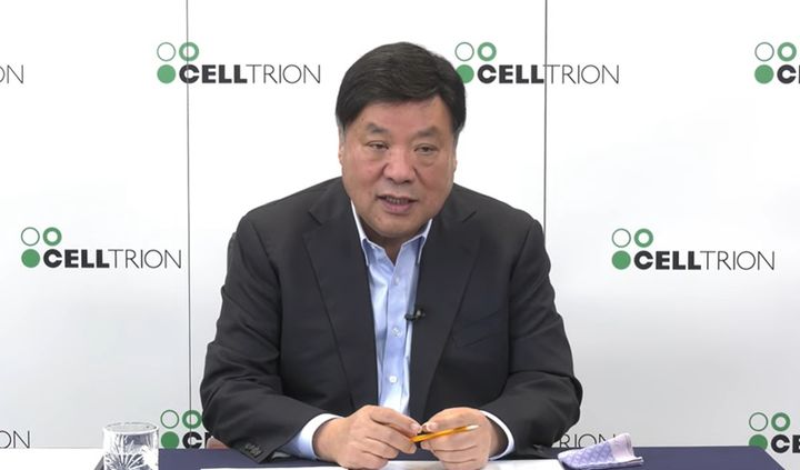 [서울=뉴시스] 셀트리온그룹 서정진 회장은 29일 온라인 간담회에서 미국에 위치한 바이오의약품 생산 공장 인수 입찰에서 우선협상대상자로 선정되면서 미국 내 생산거점을 확보할 수 있게 됐다고 밝혔다. (사진=셀트리온 간담회 영상 캡처) 2025.07.29. photo@newsis.com *재판매 및 DB 금지