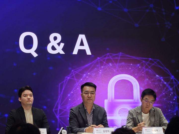 [서울=뉴시스] 박은비 기자 = LG유플러스가 29일 3대 보안 체계와 보이스피싱·스미싱 예방 풀패키지를 중심으로 한 보안퍼스트 전략을 공개하며 '보이스피싱 피해 예방에 진심인 통신사가 되겠다'는 비전을 제시했다. 사진 왼쪽부터 질의응답 중인 오신영 LG유플러스 사이버위협대응팀장, 홍관희 LG유플러스 정보보안센터장(전무), 이진혁 LG유플러스 익식오개발태스크장(상무). 2025.07.29. silverline@newsis.com *재판매 및 DB 금지