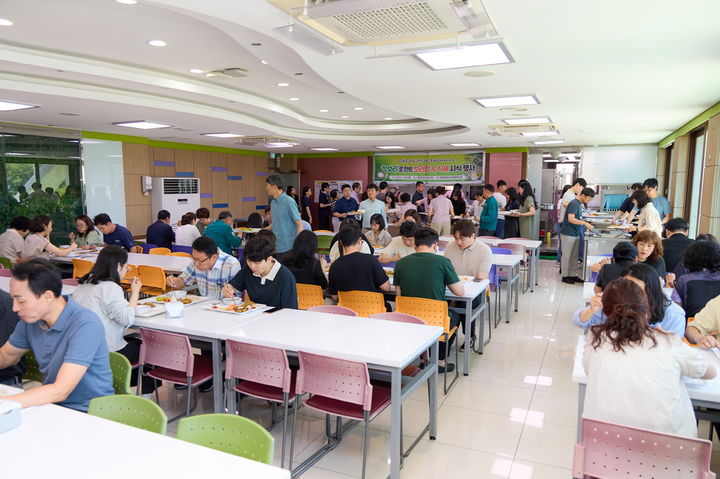 [통영=뉴시스] 신정철 기자= 경남 통영시는 지난 28일, 통영시청 구내식당에서 직원들을 대상으로 '유채꽃 피는 한산도 대고포마을 꽃동산 조성사업'의 일환으로 키운 청보리를 활용한 보리밥과 식혜 시식행사를 개최했다.사진은 천영기 통영시장과 유문경 한산면 대고포마을 이장을 비롯해 직원과 마을주민 300여명이 참여한 가운데 진행된 보리밥과 식혜 시식행사 모습.(사진=통영시 제공).2025.07.29. photo@newsis.com *재판매 및 DB 금지