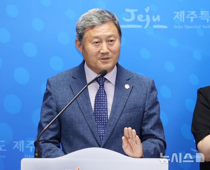 [제주=뉴시스] (왼쪽 두 번째) 김완근 제주시장이 29일 오전 제주시청 기자실에서 억대 종량제쓰레기봉투 판매대금 횡령 사건에 대해 사과 성명을 발표하고 있다. (사진=제주시청 제공) 2025.07.29. photo@newsis.com 