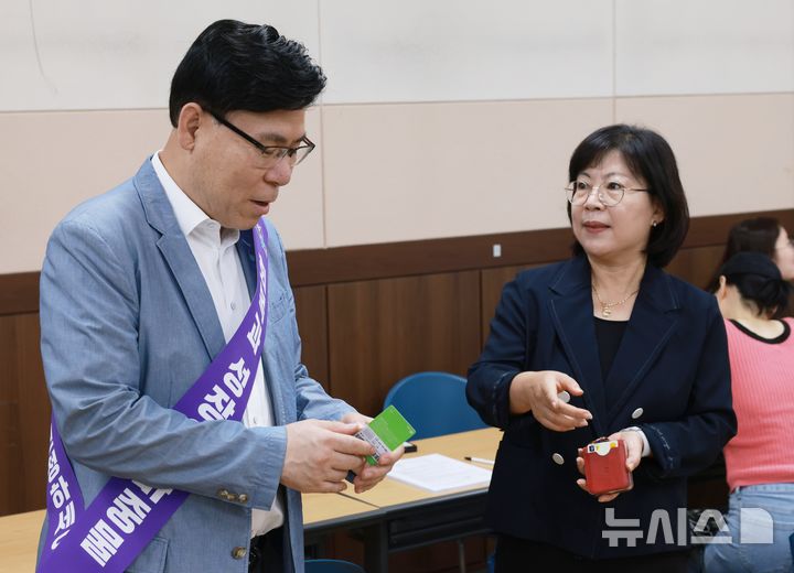 [청주=뉴시스] 이동옥(왼쪽) 충북도 행정부지사가 29일 청주시 상당구 성안동행정복지센터에서 민생회복 소비쿠폰 현장 안내 캠페인을 하고 있다.(사진=충북도 제공) 2025.07.29. photo@newsis.com