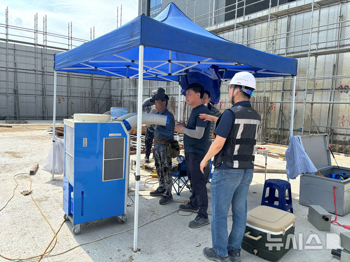 [성남=뉴시스] 성남지역 내 공사장 현장 근로자들이 그늘막에서 이동식 에어컨으로 더위를 식히고 있다 (사진=성남시 제공) 2025.07.29.photo@newsis.com