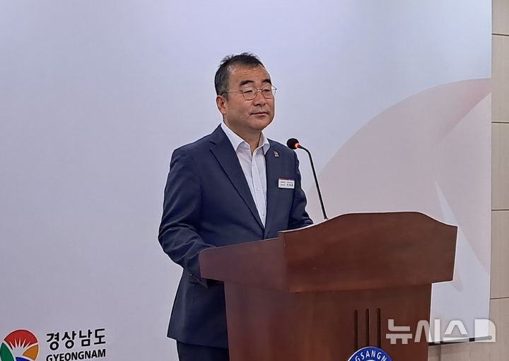 [창원=뉴시스]홍정명 기자=경남도 박일동 문화체육국장이 29일 오후 도청 프레스센터에서 프로야구단 NC다이노스 홈구장인 창원NC파크 및 마산야구장 시설 개선 등 지원 방안에 대해 브리핑하고 있다.2025.07.29. hjm@newsis.com