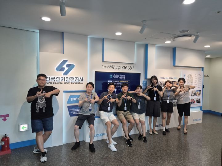 [완주=뉴시스] 지난 28일 전북 완주군 한국전기안전공사 본사 건물에서 '반바지 출근 캠페인'에 참여한 공사 직원들이 기념촬영을 하고 있다. (사진=한국전기안전공사 제공). 2025.07.29. photo@newsis.com *재판매 및 DB 금지