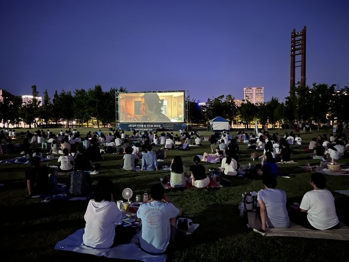 [부산=뉴시스] 부산시민공원 잔디밭 영화제 (사진=부산시설공단 제공) 2025.07.29. photo@newsis.com *재판매 및 DB 금지
