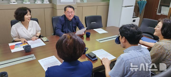[전주=뉴시스] 전북도 김종훈 경제부지사(위 오른쪽)와 전북도, 전주시 관계자 등이 29일 전주시 효자5동 행정복지센터에서 '민생회복 소비쿠폰'사업 현장 점검에 나서고 있다. (사진=전북도 제공) 2025.07.29. photo@newsis.com *재판매 및 DB 금지