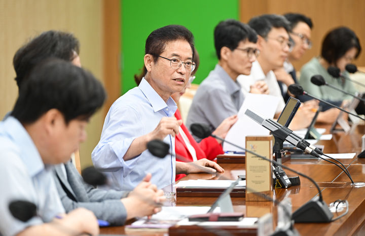 [안동=뉴시스] 이철우 경북지사가 29일 도청 회의실에서 열린 '국제행사 유치전략 수립 보고회'에서 발언하고 있다. (사진=경북도 제공) 2025.07.29. photo@newsis.com *재판매 및 DB 금지