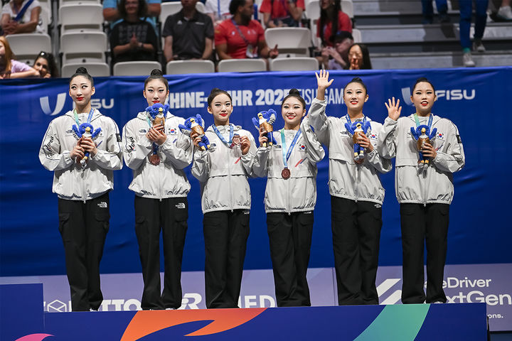 [서울=뉴시스] 하계유니버시아드 리듬체조 단체전에서 동메달을 딴 세종대 리듬체조팀이 시상대에 올라 손을 흔들고 있다. (사진=세종대 제공) 2025.07.29. photo@newsis.com *재판매 및 DB 금지