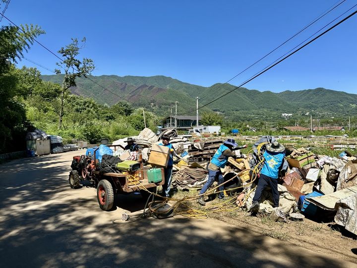 [진주=뉴시스]국토안전관리원, 산청군 시천면 수해 복구 지원.(사진=국토안전관리원 제공).2025.07.29.photo@newsis.com *재판매 및 DB 금지