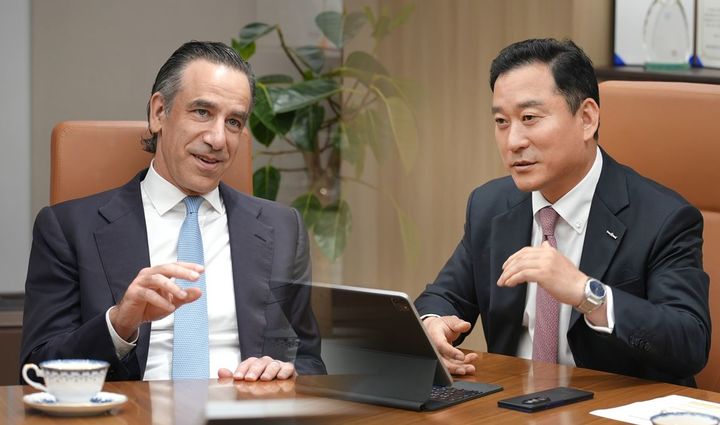 29일 한국투자증권 본사에서 (우)김성환 사장과 뮤지니치앤코(Muzinich & Co)의 저스틴 뮤지니치 사장이 글로벌 투자 다변화 및 경쟁력 강화를 위한 협업을 논의하고 있다. (사진=한국투자증권 제공) *재판매 및 DB 금지