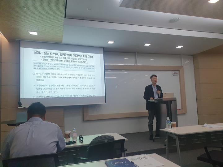 [서울=뉴시스] 구무서 기자 = 한동우 한국보건산업진흥원 국제의료본부장이 29일 오전 서울역 인근에서 기자간담회를 하는 모습 2025.07.29. nowest@newsis.com *재판매 및 DB 금지