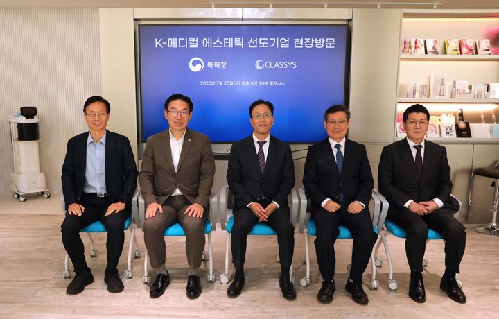 [서울=뉴시스] 클래시스는 백승한 클래시스 대표가 지난 25일 서울 강남구 클래시스 본사를 방문한 김완기 특허청장과 K-메디컬 에스테틱 기업의 수출 지원 및 지식재산권 보호 방안에 대해 논의했다고 29일 밝혔다. (사진=클래시스 제공) 2025.07.29. photo@newsis.com *재판매 및 DB 금지