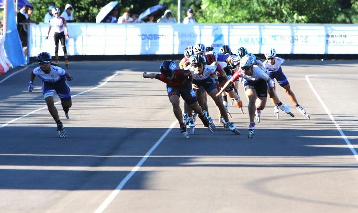 [제천=뉴시스] 이병찬 기자 = 29일 충북 제천 송학로드경기장에서 열린 제20회 아시아 롤러스케이팅 선수권대회 스피드로드 경기 출전 선수들이 전력질주하고 있다.(사진=제천시 제공)2025.07.29.photo@newsis.com *재판매 및 DB 금지