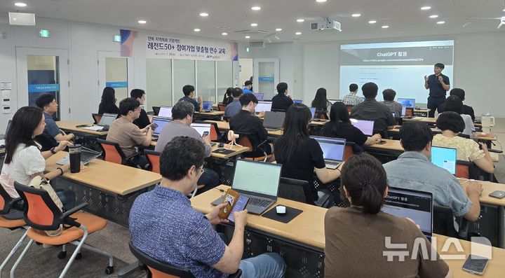 [전주=뉴시스] 전북테크노파크(전북TP)는 전북 지역특화 프로젝트 지원사업 참여기업의 인공지능(AI) 역량 강화를 통한 디지털 전환 가속화를 위해 챗(Chat)GPT 활용 교육을 29일 열었다. (사진=전북테크노파크 제공) 2025.07.29. photo@newsis.com *재판매 및 DB 금지