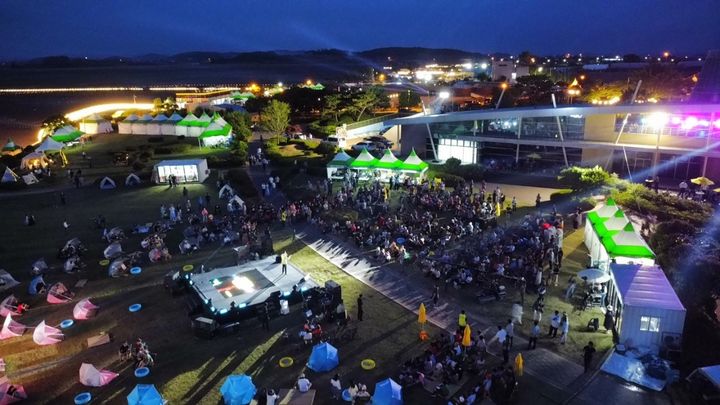 [무안=뉴시스] 지난해 열린 무안황토갯벌축제 주무대. (사진=무안군 제공) 2025.07.29. photo@newsis.com *재판매 및 DB 금지