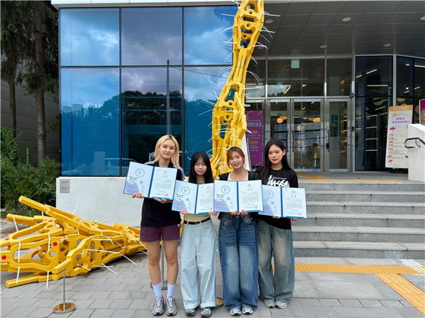 [서울=뉴시스] 광명시장상을 수상한 '트랜스포머' 팀이 상장을 들고 기념사진을 촬영하고 있다. (사진=한양대 ERICA 제공) 2025.07.29. photo@newsis.com *재판매 및 DB 금지