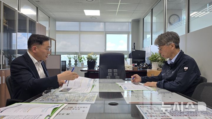 [전주=뉴시스] 노홍석 전북도 행정부지사(왼쪽)가 29일 기획재정부 예산실을 직접 방문해 핵심 현안사업들이 내년도 정부예산안에 반영될 수 있도록 적극적인 설득하고 있다. (사진= 전북도 제공) 2025.07.29. photo@newsis.com *재판매 및 DB 금지