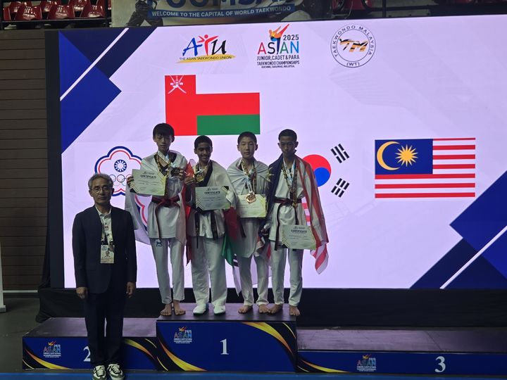 [고성(경남)=뉴시스] 신정철 기자= 경남 고성군은 군내 태권도 유소년 선수 2명이 지난 27~28일 말레이시아 쿠칭에서 열린 제6회 아시아태권도유소년선수권대회에 출전해 은·동메달을 획득했다고 29일 밝혔다.사진은 철성중학교 2학년 전용현 선수가 동메달을 수상하고 있는 모습.(사진=고성군 제공).2025.07.29. photo@newsis.com *재판매 및 DB 금지