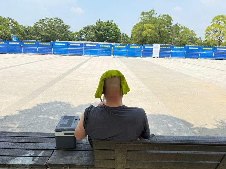 [서울=뉴시스]성예진 인턴기자=이벤트 광장 공사를 맡은 인부가 그늘진 장소에서 머리 위에 수건을 올리고 휴식을 취하고 있다. 2025.07.28 photo@newsis.com *재판매 및 DB 금지