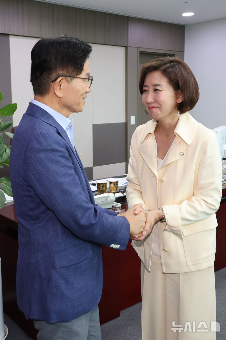 [서울=뉴시스] 조성봉 기자 = 김문수 국민의힘 당대표 예비후보가 29일 서울 여의도 국회 의원회관에서 나경원 의원과 악수하고 있다.(공동취재)2025.07.29. photo@newsis.com