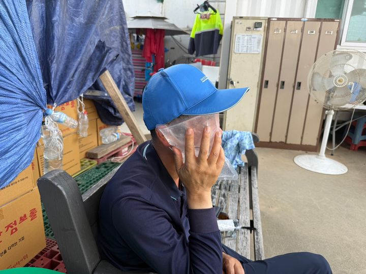 [서울=뉴시스]성예진 인턴기자=환경팀 소속 직원이 휴게실 앞 벤치에서 얼음팩을 얼굴에 대고 더위를 식히고 있다. 2025.07.28 photo@newsis.com *재판매 및 DB 금지