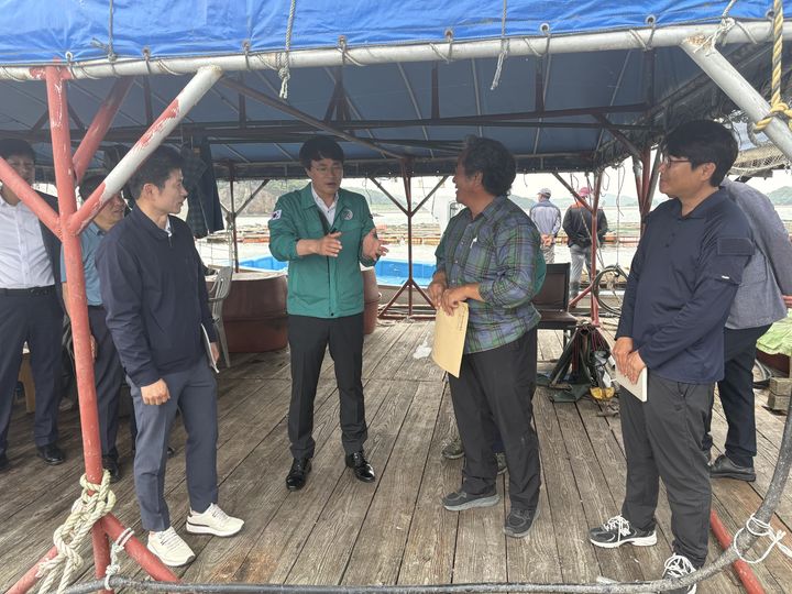 [홍성=뉴시스] 충남도가 고수온이 발령된 천수만에서 긴급 점검을 벌이고 있다.&nbsp; *재판매 및 DB 금지