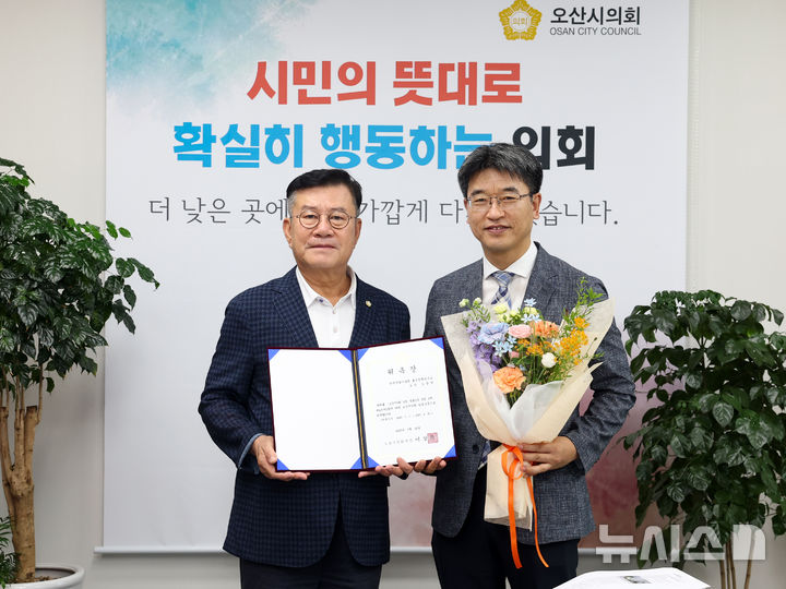[오산=뉴시스] 이상복 오산시의장이 신임 김용석 입법고문과 기념사진을 찍고 있다.(사진=오산시의회 제공) 2025.07.29.photo@newsis.com 