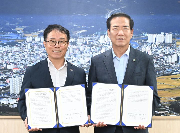 [거창=뉴시스] 거창군과 거창교육지원청 농업진로체험 협력위한 업무 협약 체결 (사진=거창군 제공) 2025. 07. 29. photo@newsis.com&nbsp; *재판매 및 DB 금지