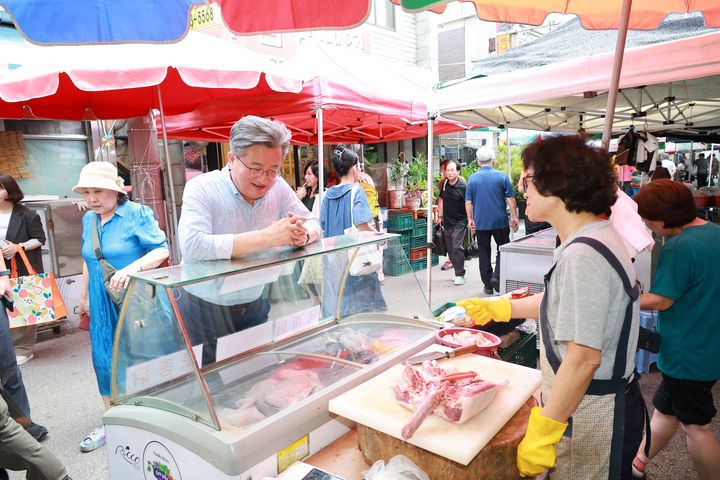 [대전=뉴시스] 조명휘 기자 = 정용래 대전 유성구청장이 29일 유성시장에서 민생 회복 소비 쿠폰으로 장을 보고 있다. (사진= 유성구 제공) 2025.07.29. photo@newsis.com *재판매 및 DB 금지