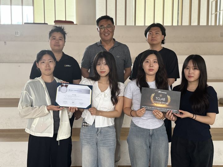 [서울=뉴시스] 서울대 임성빈 교수 연구팀이 'ICSV 31' AI 챌린지 1위를 달성하고 기념사진을 촬영하고 있다. (사진=숭실대 제공) 2025.07.29. photo@newsis.com *재판매 및 DB 금지