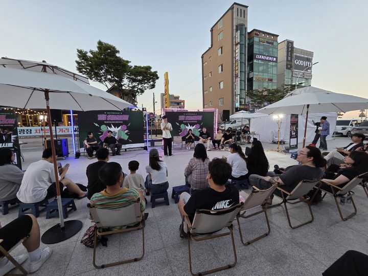 [울산=뉴시스] 박수지 기자 = 지난 28일 오후 울산 동구 일산청년광장에서 진행된 일삶힐링 버스킹 공연 '더 스테이지 온(THE STAGE ON)'. (사진=동구 제공) 2025.07.29. photo@newsis.com *재판매 및 DB 금지