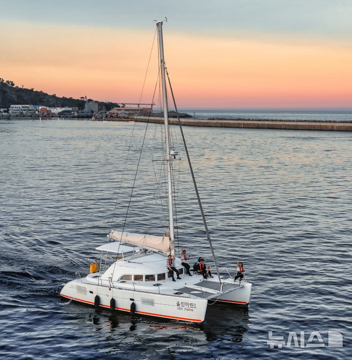 [포항=뉴시스] 송종욱 기자 = 경북 울진군은 본격적인 여름 휴가철을 맞아 해수욕장 운영과 야간 관광 '야(夜) 울진'을 연계한 체류형 프로그램을 운영한다. 사진은 울진요트학교의 후포항 인근 '야간 요트 체험' 모습. (사진=울진군 제공) 2025.07.29. photo@newsis.com
