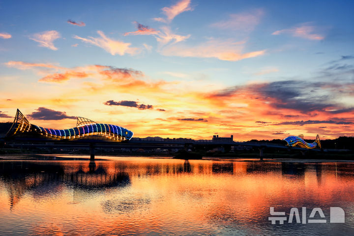 [포항=뉴시스] 송종욱 기자 = 경북 울진군은 본격적인 여름 휴가철을 맞아 해수욕장 운영과 야간 관광 '야(夜) 울진'을 연계한 체류형 프로그램을 운영한다. 사진은 울진 은어 다리 일몰 모습. (사진=울진군 제공) 2025.07.29. photo@newsis.com