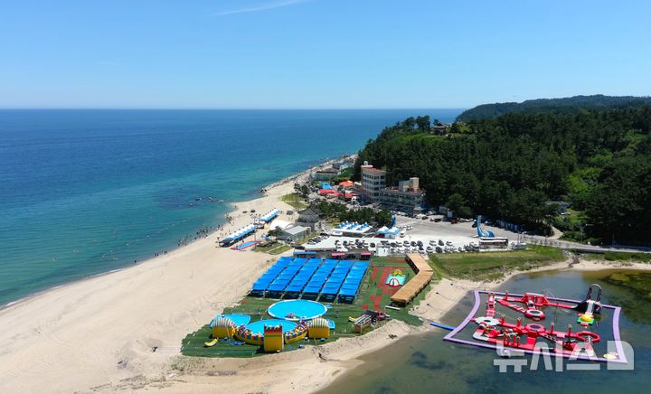 [포항=뉴시스] 송종욱 기자 = 경북 울진군은 본격적인 여름 휴가철을 맞아 해수욕장 운영과 야간 관광 '야(夜) 울진'을 연계한 체류형 프로그램을 운영한다. 사진은 울진 망양정해수욕장 전경. (사진=울진군 제공) 2025.07.29. photo@newsis.com